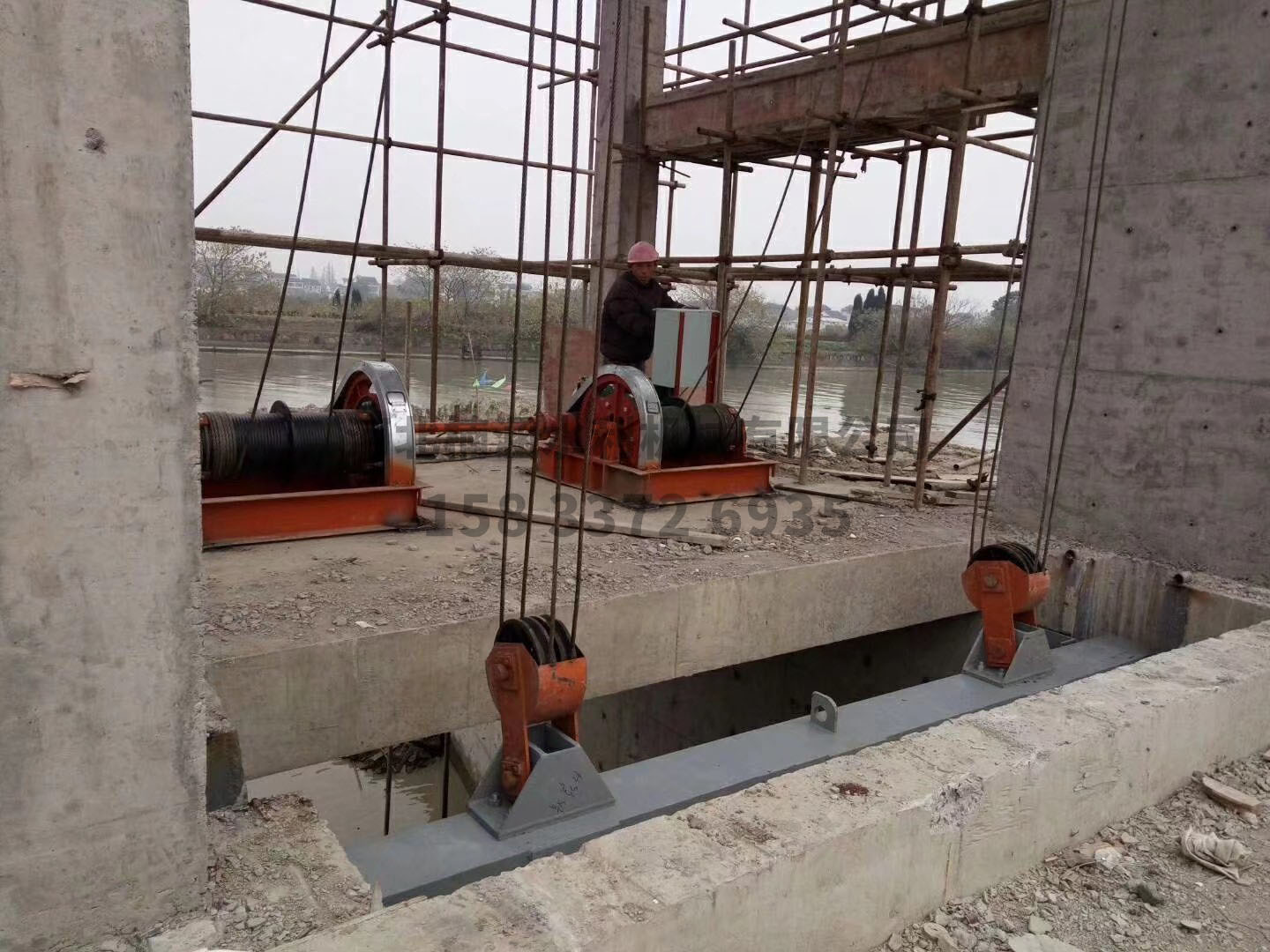 鋼閘門卷?yè)P(yáng)啟閉機(jī)安裝案例